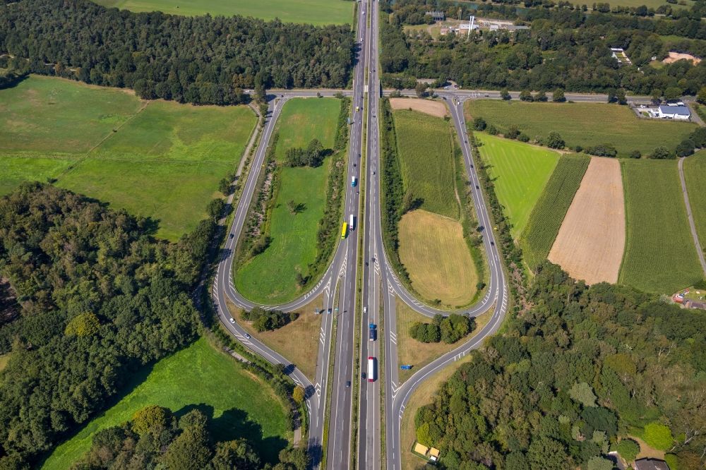 Hünxe from the bird's eye view: Routing and traffic lanes during the motorway service station and parking lot of the BAB A 3 in Huenxe in the state North Rhine-Westphalia, Germany