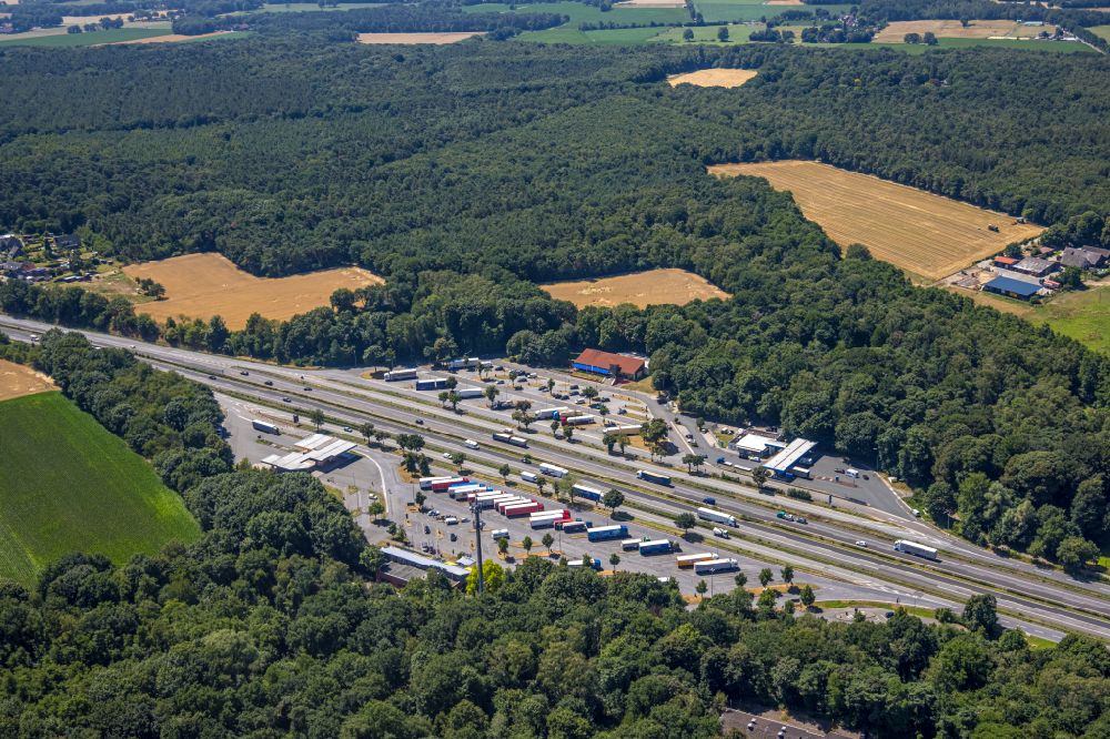Aerial image Hünxe - Routing and traffic lanes during the motorway service station and parking lot of the BAB A 3 in Huenxe in the state North Rhine-Westphalia, Germany