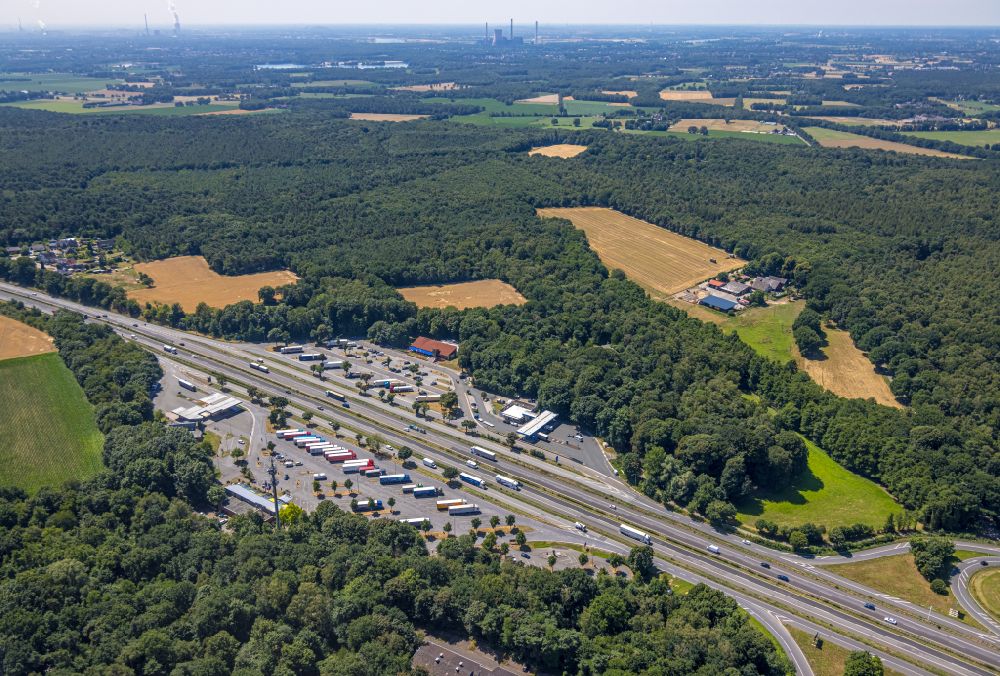 Aerial photograph Hünxe - Routing and traffic lanes during the motorway service station and parking lot of the BAB A 3 in Huenxe in the state North Rhine-Westphalia, Germany