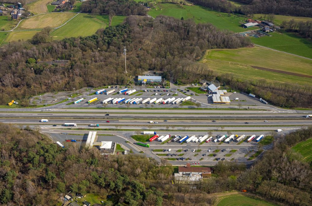 Hünxe from above - Routing and traffic lanes during the motorway service station and parking lot of the BAB A 3 in Huenxe in the state North Rhine-Westphalia, Germany
