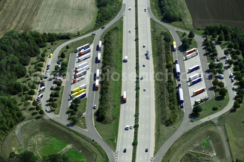 Aerial photograph Landsberg - Routing and traffic lanes during the motorway service station and parking lot of the BAB A 9 - Kapellenberg in Landsberg in the state Saxony-Anhalt, Germany