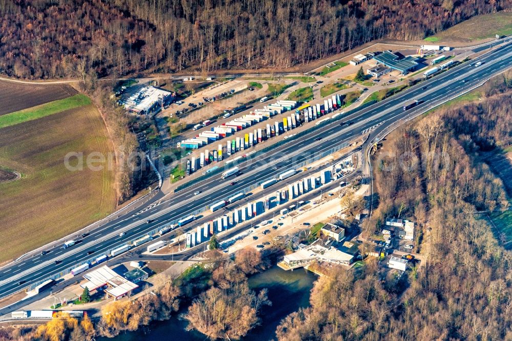 Mahlberg from the bird's eye view: Routing and traffic lanes during the motorway service station and parking lot of the BAB A5 in Mahlberg in the state Baden-Wurttemberg, Germany