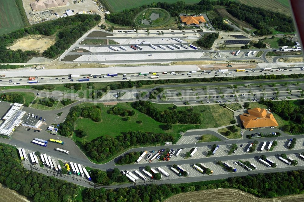 Aerial image Krauschwitz - Routing and traffic lanes during the motorway service station and parking lot of the BAB A 9 - Osterfeld West in Krauschwitz in the state Saxony-Anhalt, Germany