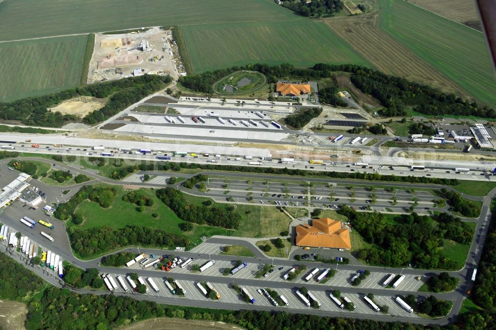 Aerial photograph Krauschwitz - Routing and traffic lanes during the motorway service station and parking lot of the BAB A 9 - Osterfeld West in Krauschwitz in the state Saxony-Anhalt, Germany