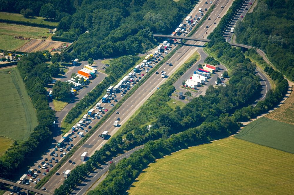 Aerial image Langenfeld (Rheinland) - Routing and traffic lanes during the motorway service station and parking lot of the BAB A 3 Reusrather Heide in Langenfeld (Rheinland) in the state North Rhine-Westphalia