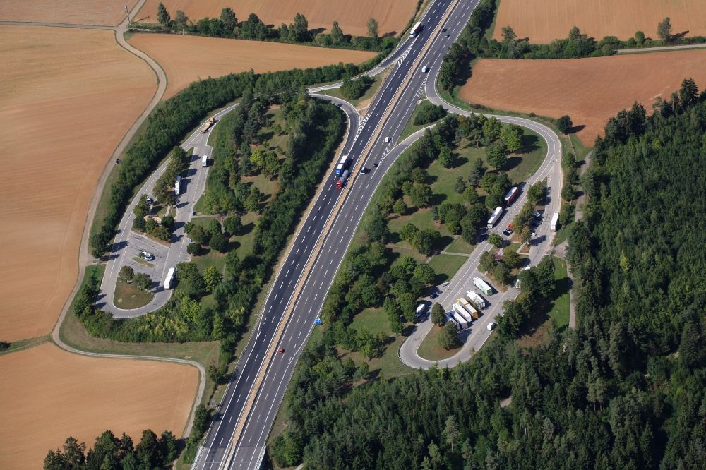Aerial photograph Zimmern ob Rottweil - Routing and traffic lanes during the motorway service station and parking lot of the BAB A 81 in Zimmern ob Rottweil in the state Baden-Wuerttemberg