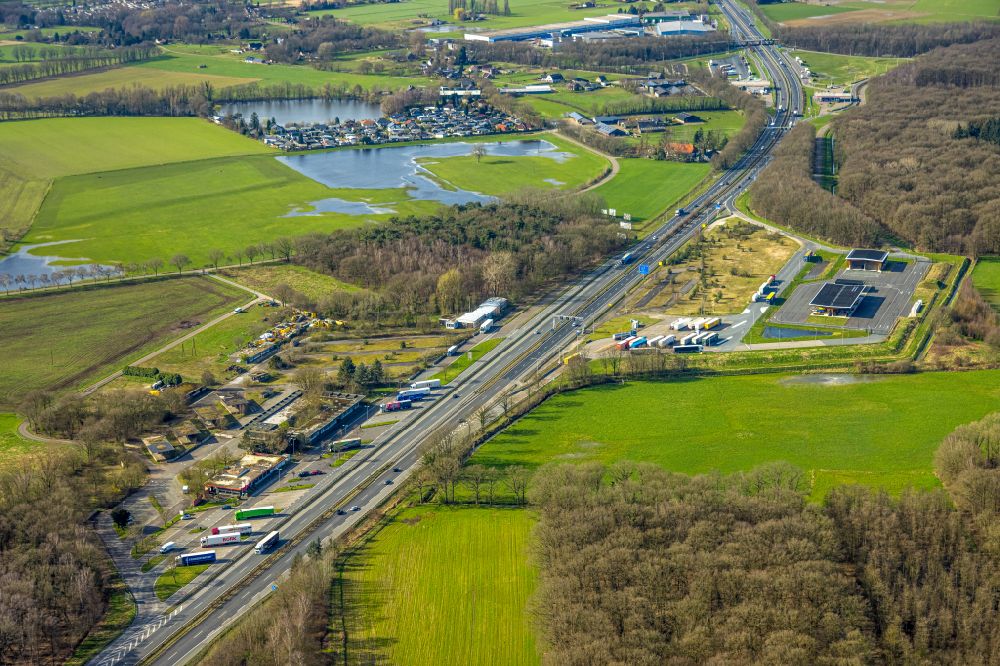 Aerial photograph Emmerich am Rhein - Motorway service area at the edge of the motorway BAB 3 in Emmerich am Rhein, in the state of North Rhine-Westphalia, Germany