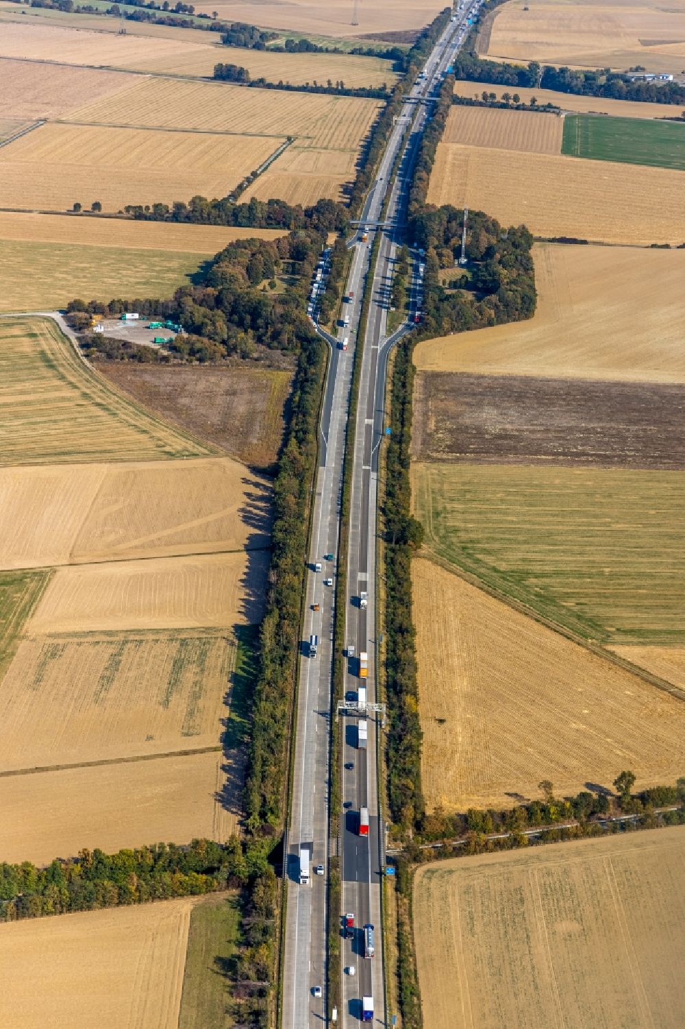 Aerial photograph Völlinghausen - Motorway service area on the edge of the course of BAB highway 44 Klievermuehle in Voellinghausen in the state North Rhine-Westphalia, Germany