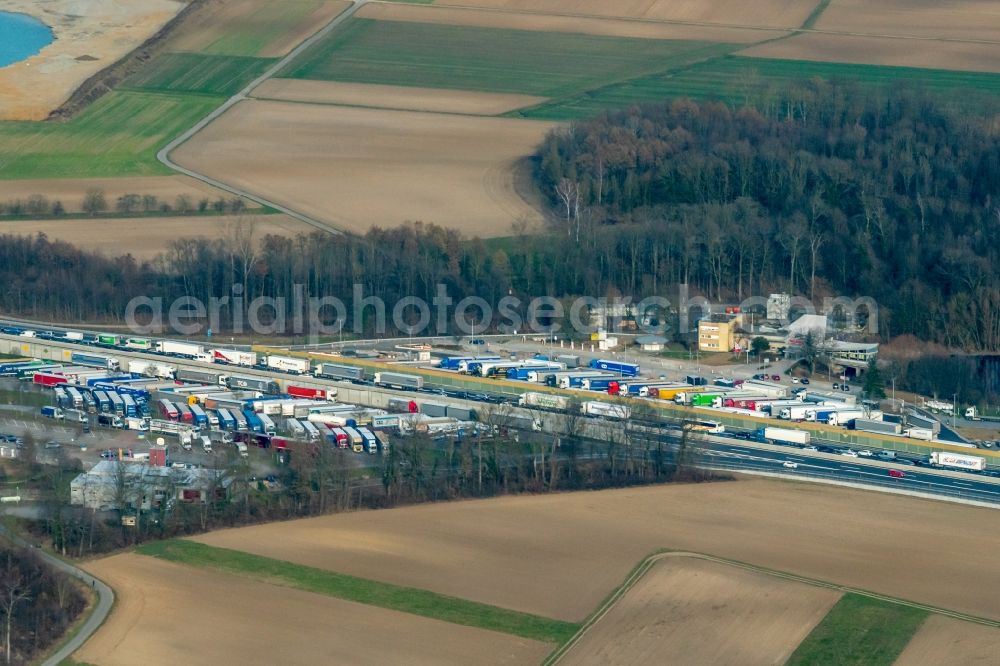 Aerial photograph Mahlberg - Motorway service area on the edge of the course of BAB highway 5 Ost and West with Stau Situation in Mahlberg in the state Baden-Wurttemberg, Germany