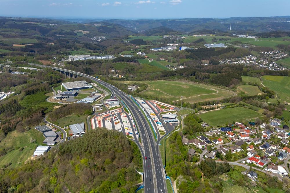 Lüdenscheid from the bird's eye view: Motorway service area Sauerland West on the edge of the course of BAB highway 45 in Luedenscheid in the state North Rhine-Westphalia, Germany