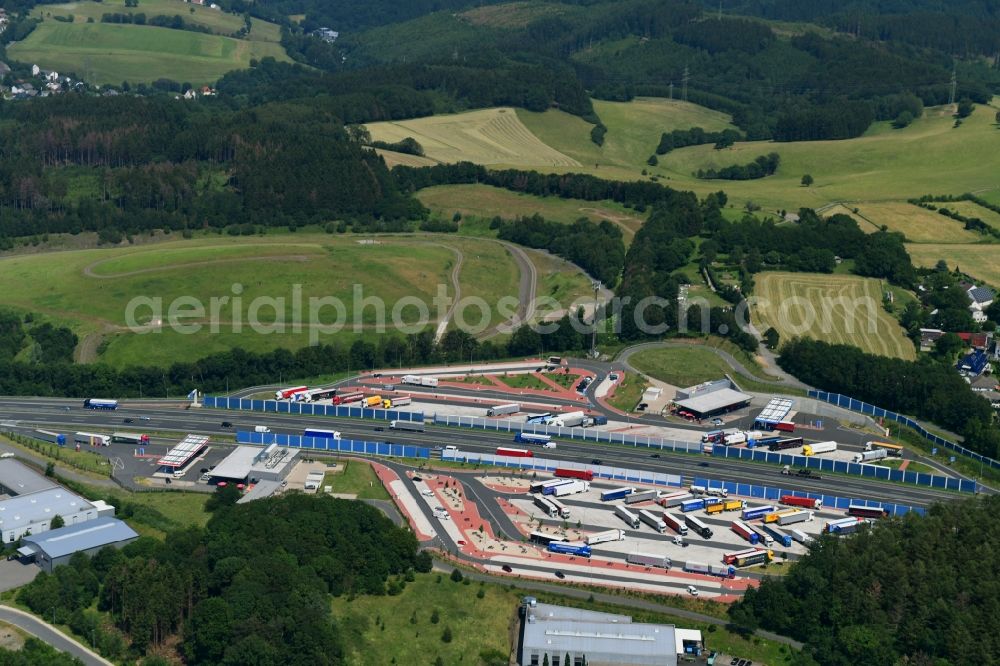 Lüdenscheid from the bird's eye view: Motorway service area Sauerland West on the edge of the course of BAB highway 45 in Luedenscheid in the state North Rhine-Westphalia, Germany
