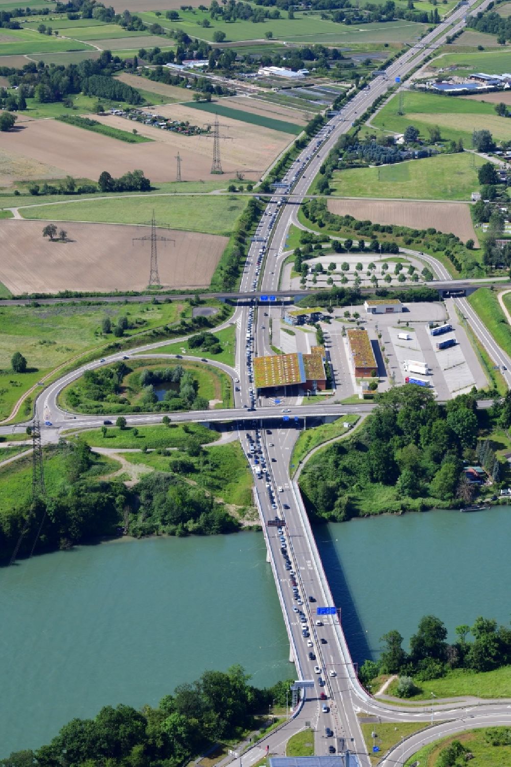 Rheinfelden (Baden) from the bird's eye view: Highway congestion along the route of the lanes of the motorway A861 over the Rhine bridge at the border and customs buildings of Switzerland and Germany in Rheinfelden in the canton Aargau, Switzerland and Germany, Baden-Wurttemberg