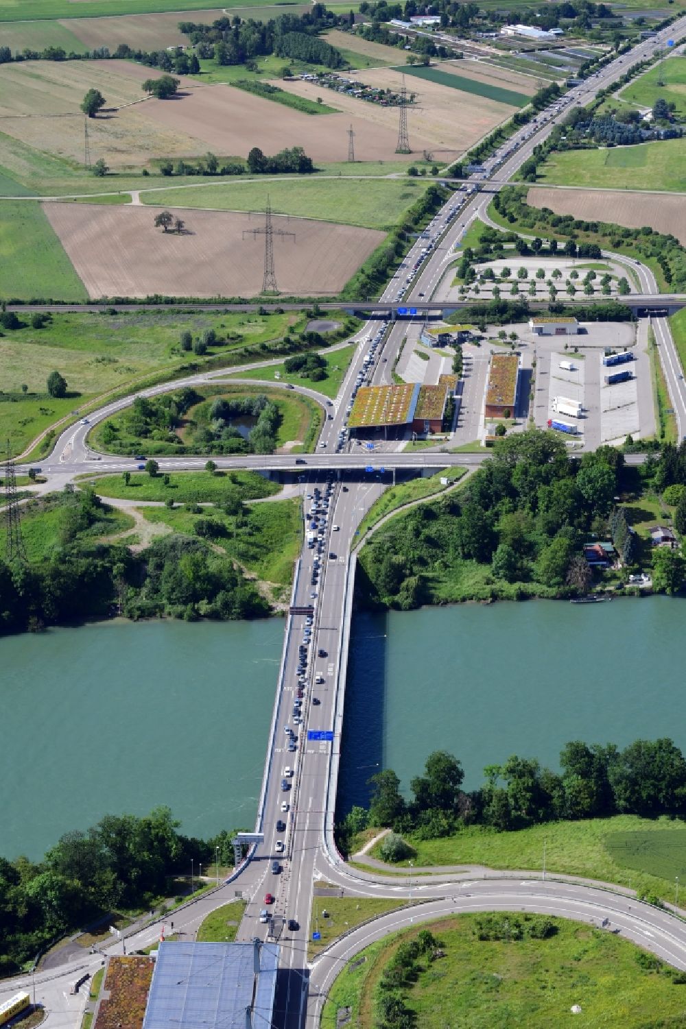 Aerial photograph Rheinfelden (Baden) - Highway congestion along the route of the lanes of the motorway A861 over the Rhine bridge at the border and customs buildings of Switzerland and Germany in Rheinfelden in the canton Aargau, Switzerland and Germany, Baden-Wurttemberg