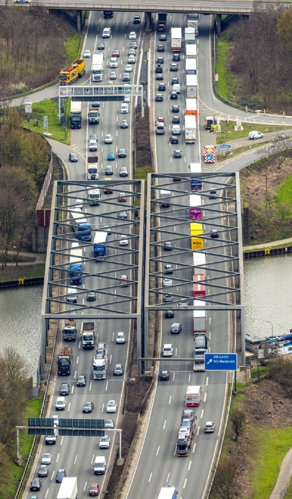 Aerial image Duisburg - Motorway congestion along the route of the lanes BAB A59 on street Auf dem Damm in the district Mittelmeiderich in Duisburg at Ruhrgebiet in the state North Rhine-Westphalia, Germany