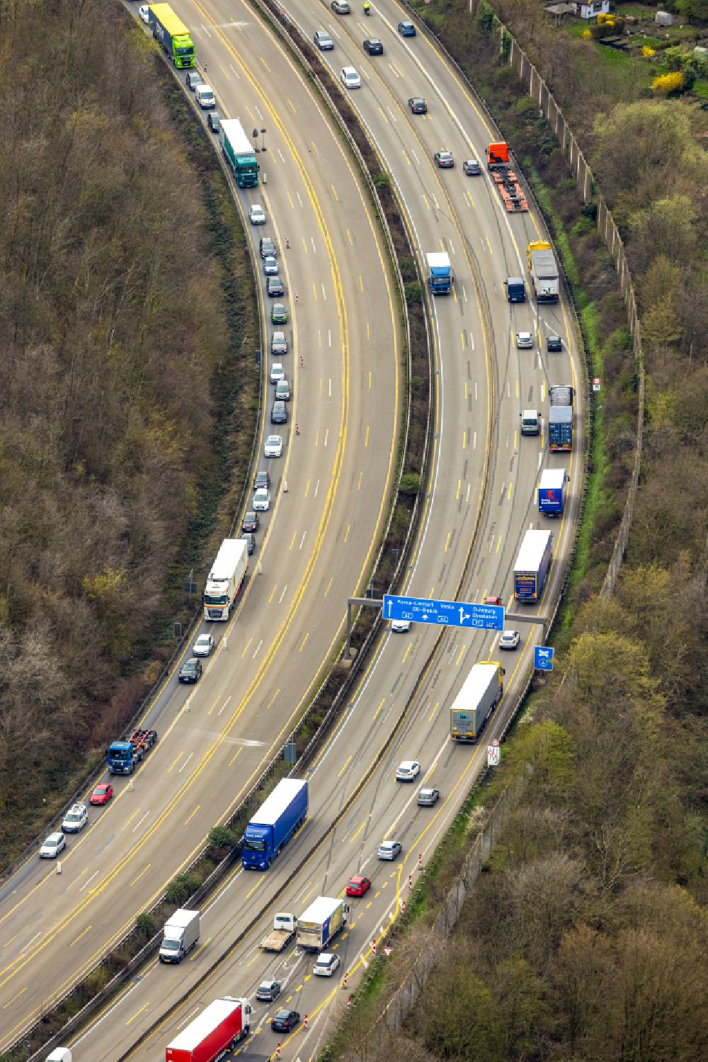 Aerial photograph Duisburg - Motorway congestion along the route of the lanes BAB A59 on street Auf dem Damm in the district Mittelmeiderich in Duisburg at Ruhrgebiet in the state North Rhine-Westphalia, Germany