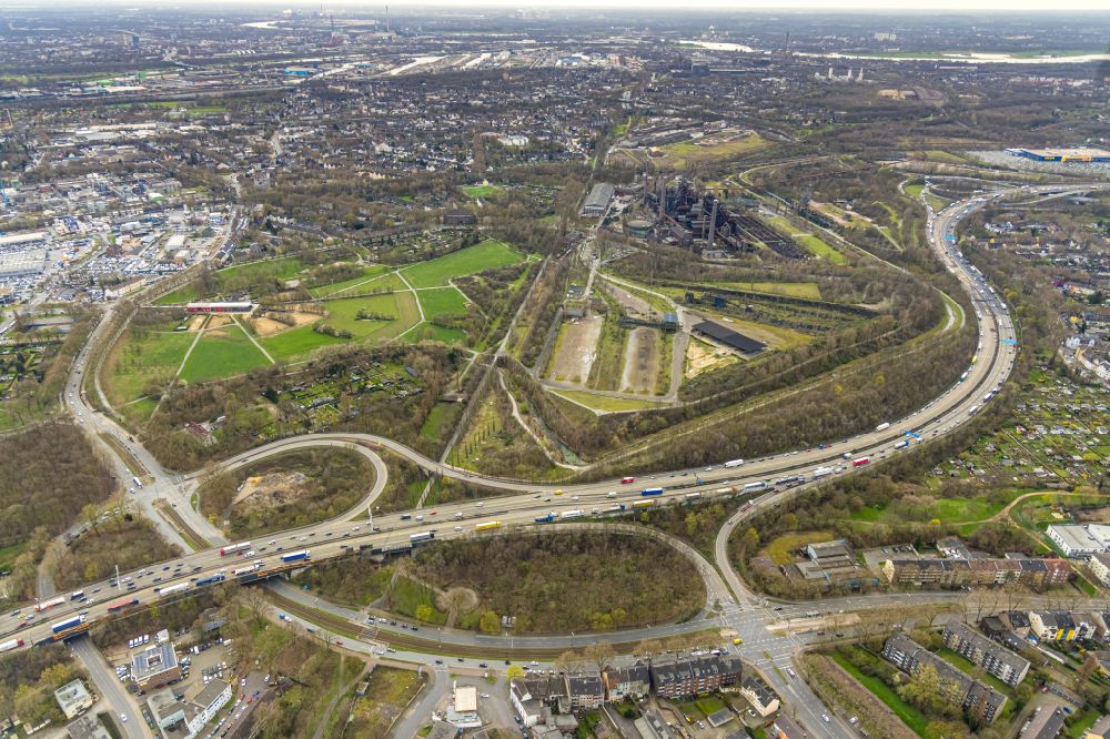 Duisburg from above - Motorway congestion along the route of the lanes BAB A59 on street Auf dem Damm in the district Mittelmeiderich in Duisburg at Ruhrgebiet in the state North Rhine-Westphalia, Germany