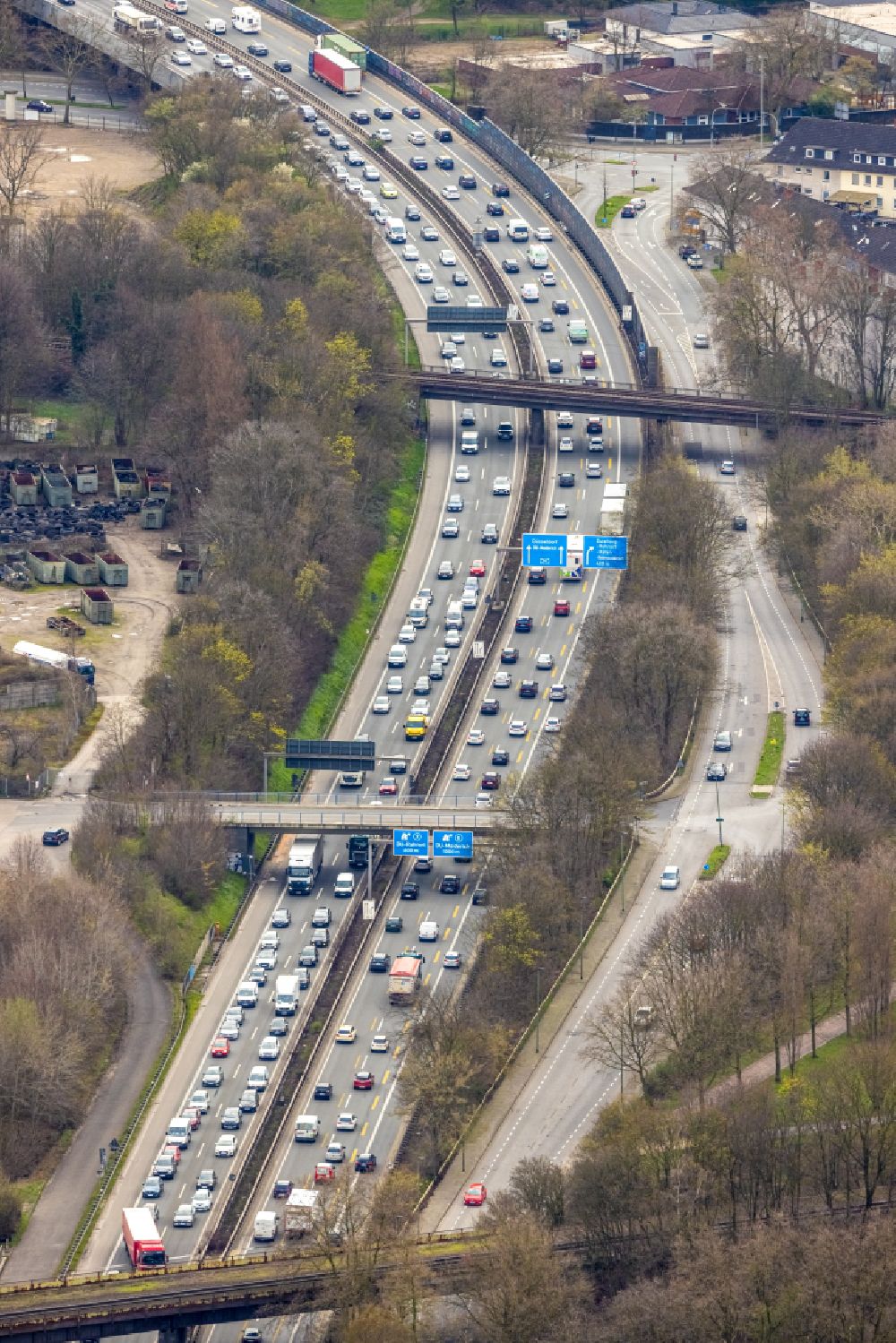 Duisburg from the bird's eye view: Motorway congestion along the route of the lanes BAB A59 on street Auf dem Damm in the district Mittelmeiderich in Duisburg at Ruhrgebiet in the state North Rhine-Westphalia, Germany
