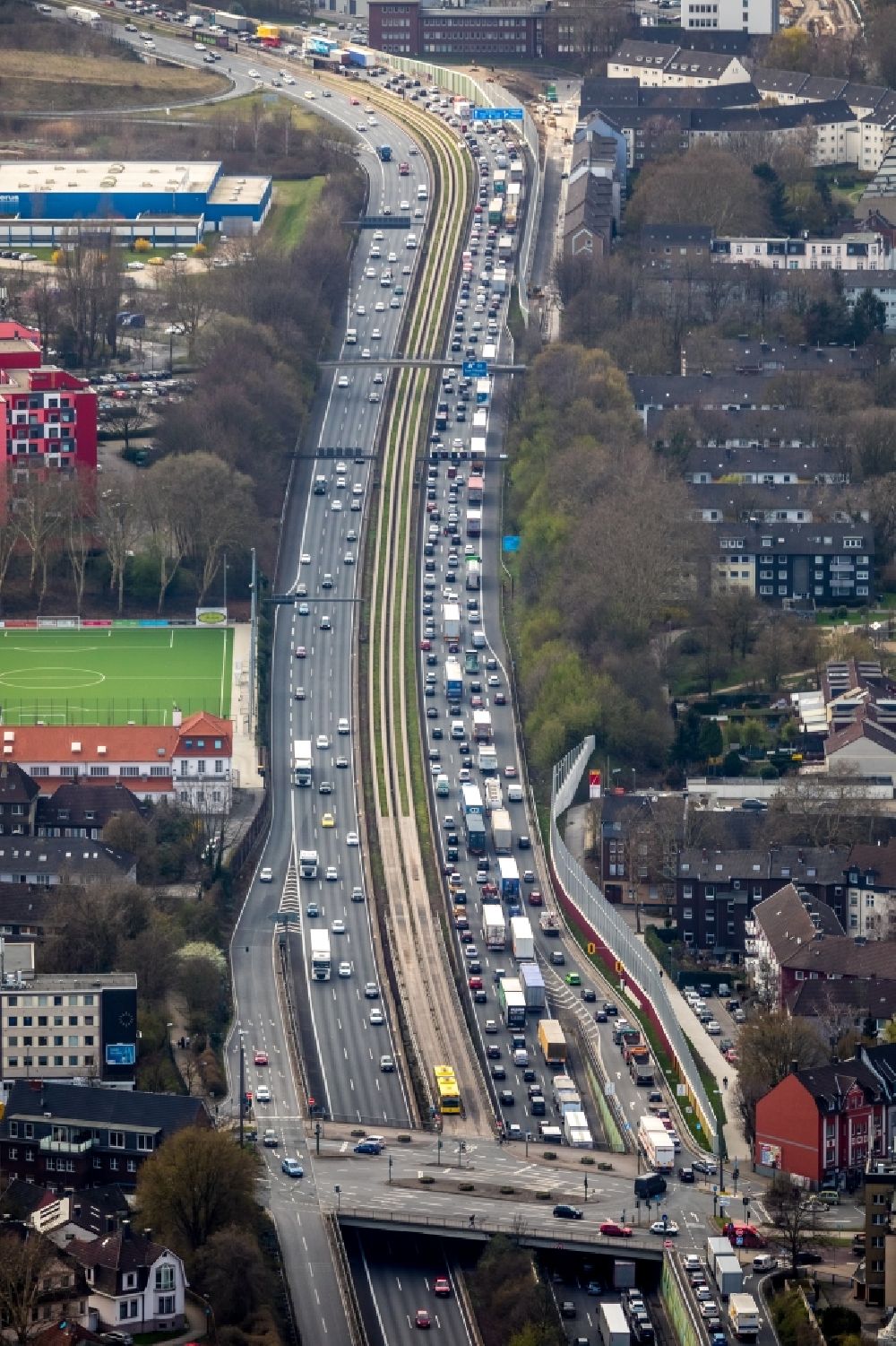Aerial photograph Essen - Highway congestion along the route of the lanes BAB A40 - A52 in the district Frillendorf in Essen in the state North Rhine-Westphalia, Germany