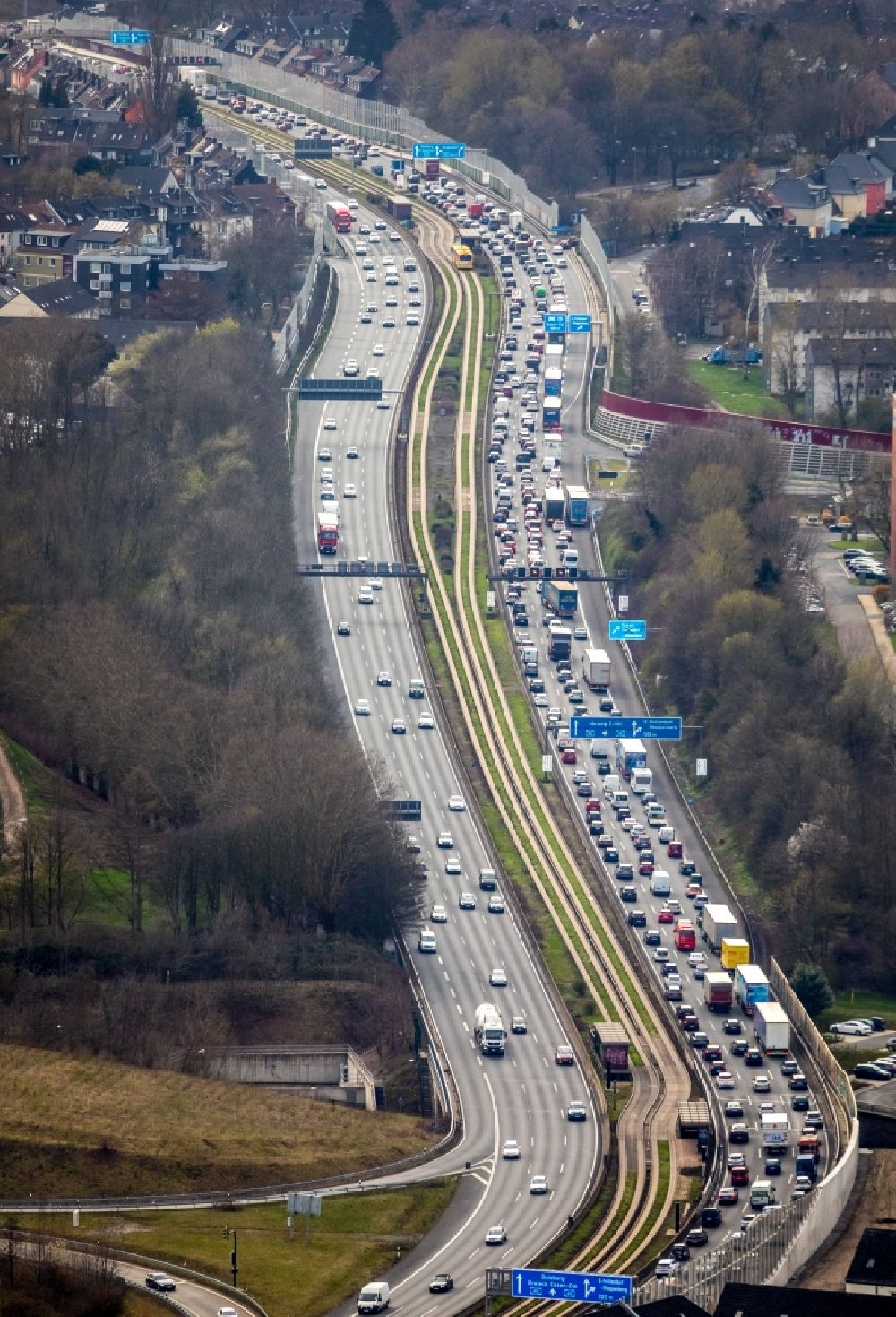 Essen from the bird's eye view: Highway congestion along the route of the lanes BAB A40 - A52 in the district Frillendorf in Essen in the state North Rhine-Westphalia, Germany