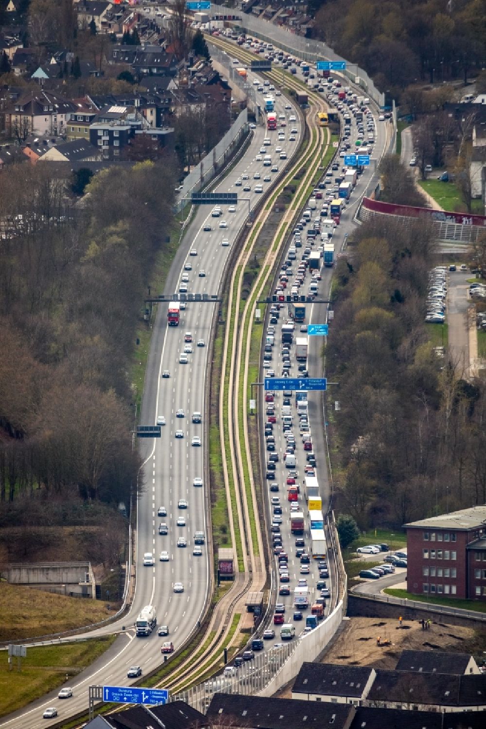Aerial image Essen - Highway congestion along the route of the lanes BAB A40 - A52 in the district Frillendorf in Essen in the state North Rhine-Westphalia, Germany