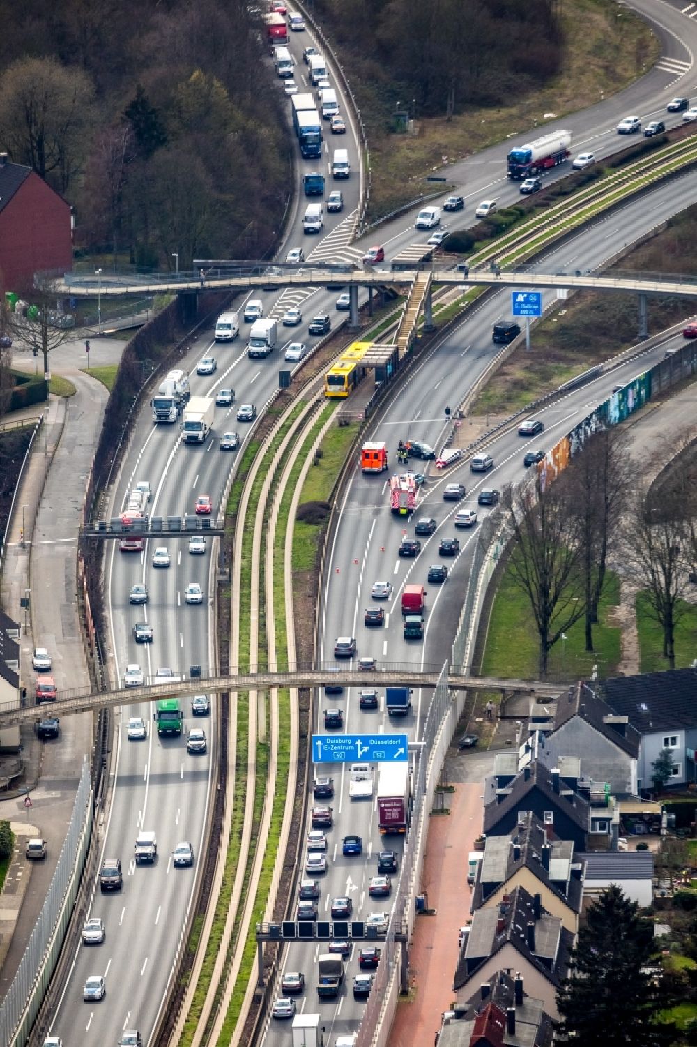 Aerial image Essen - Highway congestion along the route of the lanes BAB A40 - A52 in the district Frillendorf in Essen in the state North Rhine-Westphalia, Germany