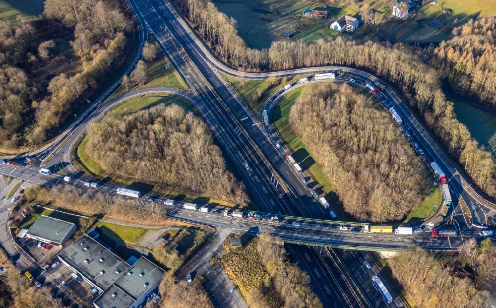 Aerial photograph Lüdenscheid - Motorway congestion along the route of the lanes A45 at the exit Luedenscheid in the district Bellmerei in Luedenscheid in the state North Rhine-Westphalia, Germany