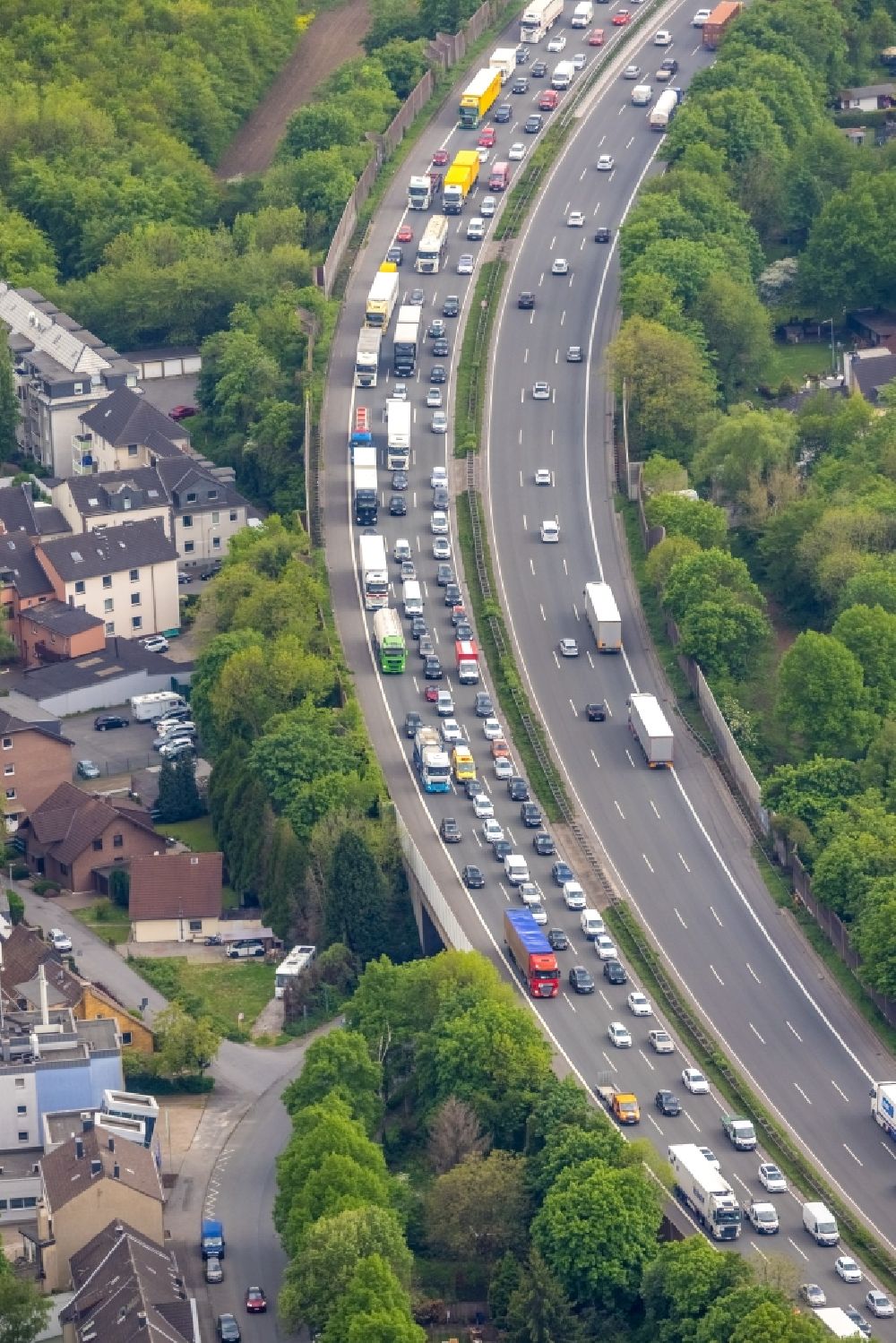 Duisburg from the bird's eye view: Motorway congestion along the route of the lanes A3 in the district Alstaden in Duisburg at Ruhrgebiet in the state North Rhine-Westphalia, Germany