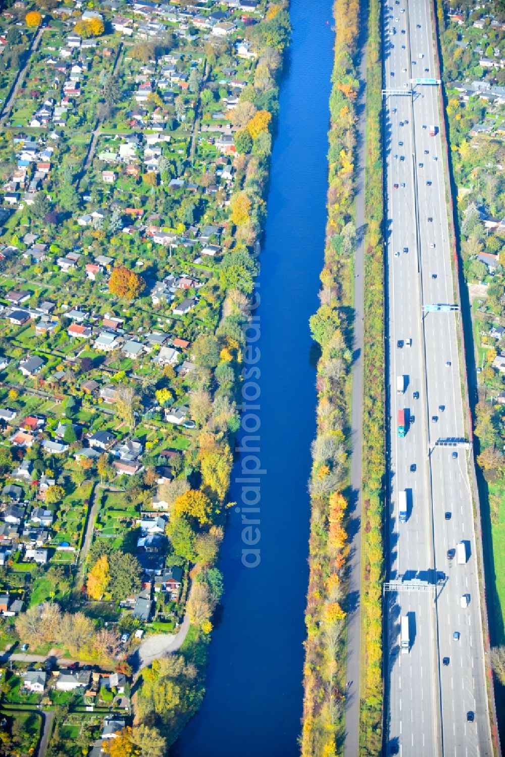Berlin from the bird's eye view: Highway distance course of the highway A113 / E36 along the waters Teltowkanal on the border of the districts of Rudow, Johannisthal and Altglienicke in Berlin, Germany