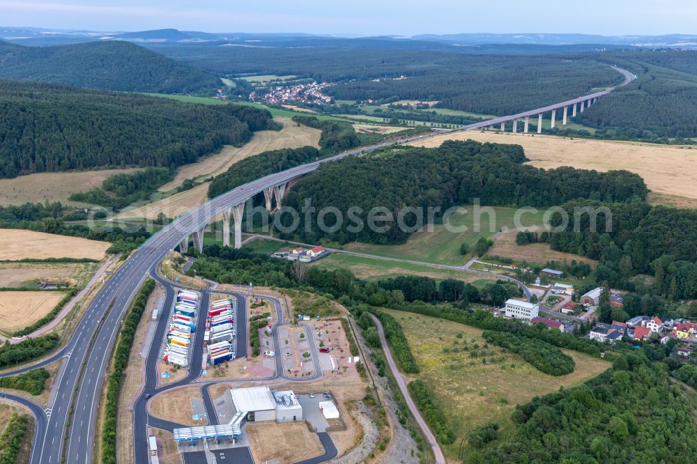 Geraberg from the bird's eye view: Routing and traffic lanes over the highway bridge in the motorway A 71 in Geraberg in the state Thuringia, Germany