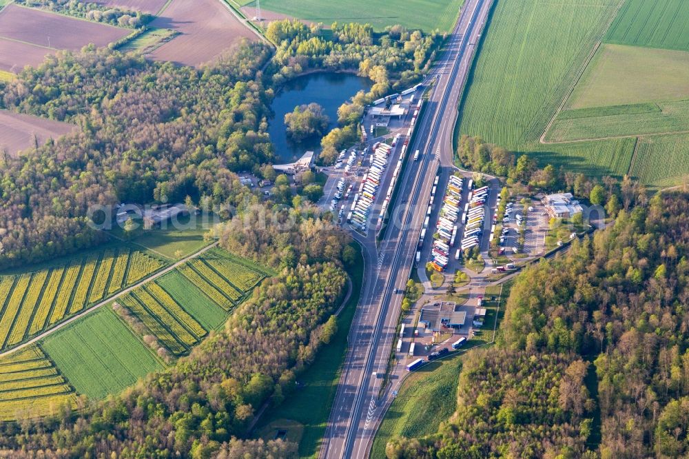 Aerial photograph Mahlberg - Motorway service station Mahlberg and parking lot of the BAB A5 in Mahlberg in the state Baden-Wuerttemberg, Germany