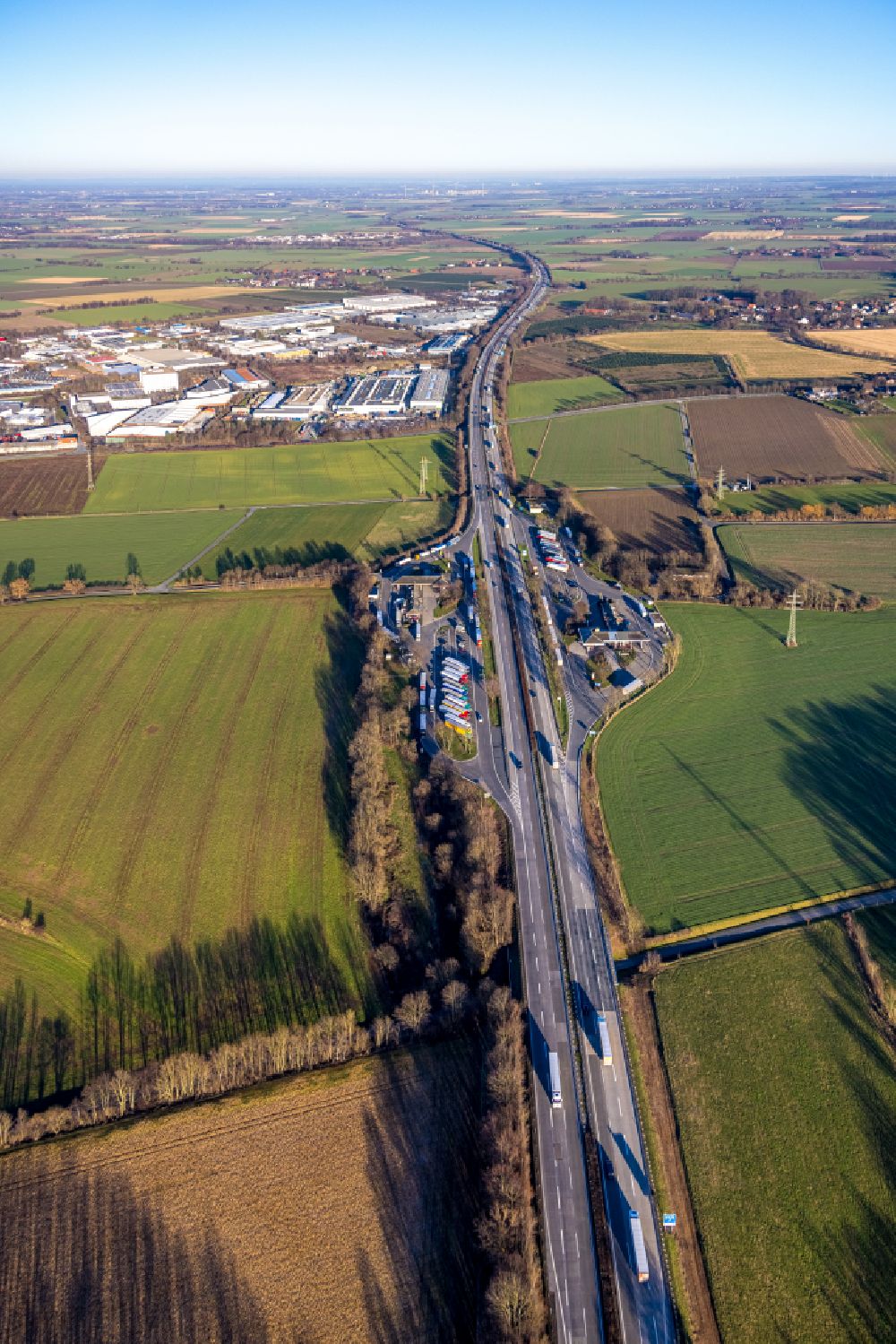Müllingsen from the bird's eye view: Routing and traffic lanes during the motorway service station and parking lot of the BAB A 44 Serways Raststaette Soester Boerde in Muellingsen in the state North Rhine-Westphalia, Germany