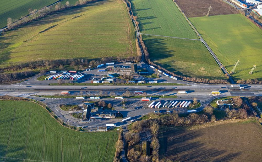 Aerial photograph Müllingsen - Routing and traffic lanes during the motorway service station and parking lot of the BAB A 44 Serways Raststaette Soester Boerde in Muellingsen in the state North Rhine-Westphalia, Germany