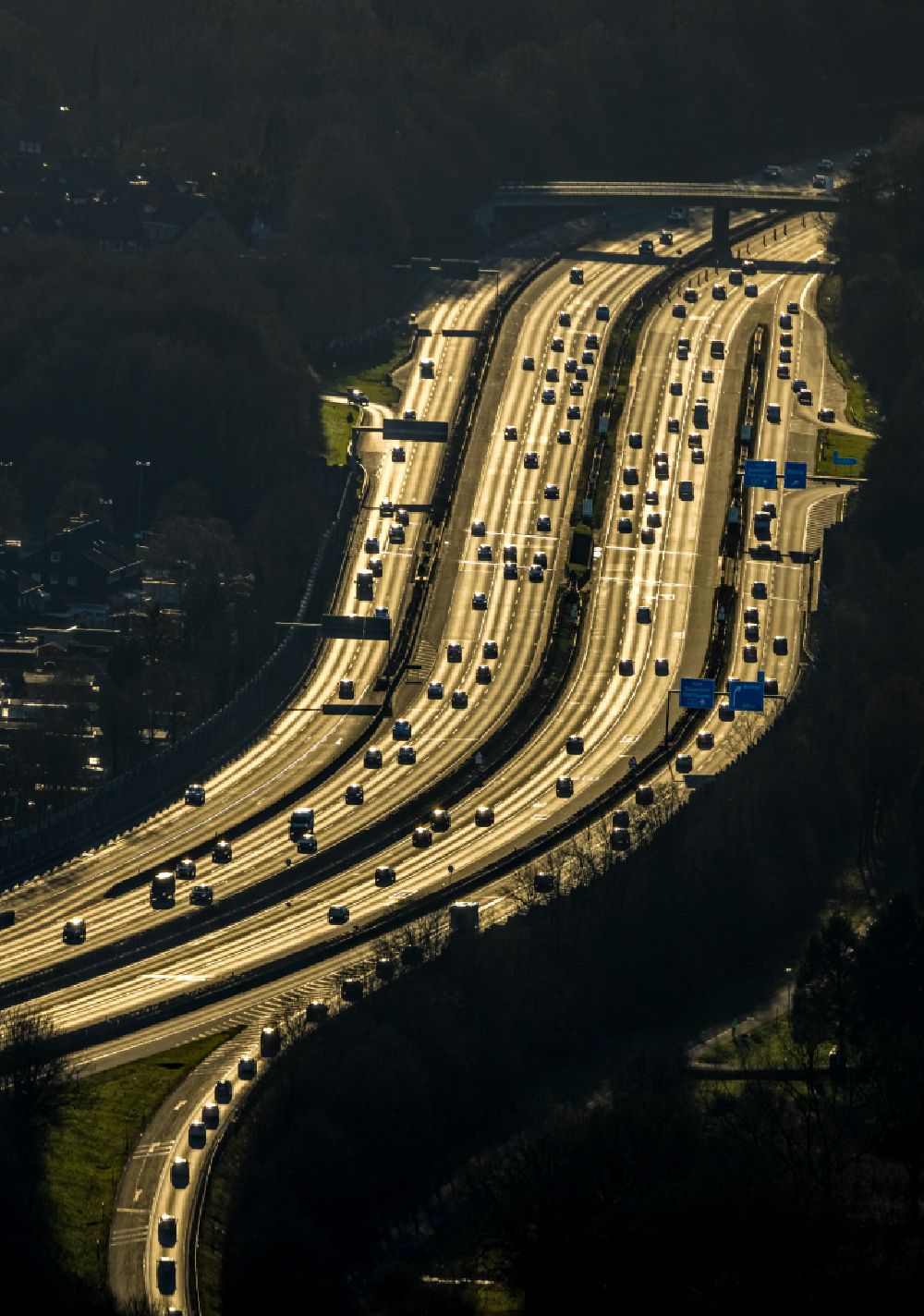 Aerial photograph Bottrop - Lanes of the motorway- route and course of the A2 on street Stenkhoffstrasse in the district Eigen in Bottrop at Ruhrgebiet in the state North Rhine-Westphalia, Germany