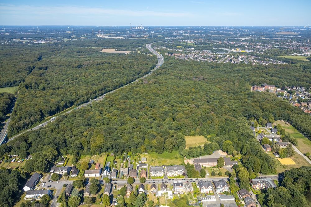 Bottrop from the bird's eye view: Lanes of the motorway- route and course of the A2 through the forest area Koellnischer Wald overlooking the residential area on the Fernewaldstrasse in the district Fuhlenbrock in Bottrop in the state North Rhine-Westphalia, Germany