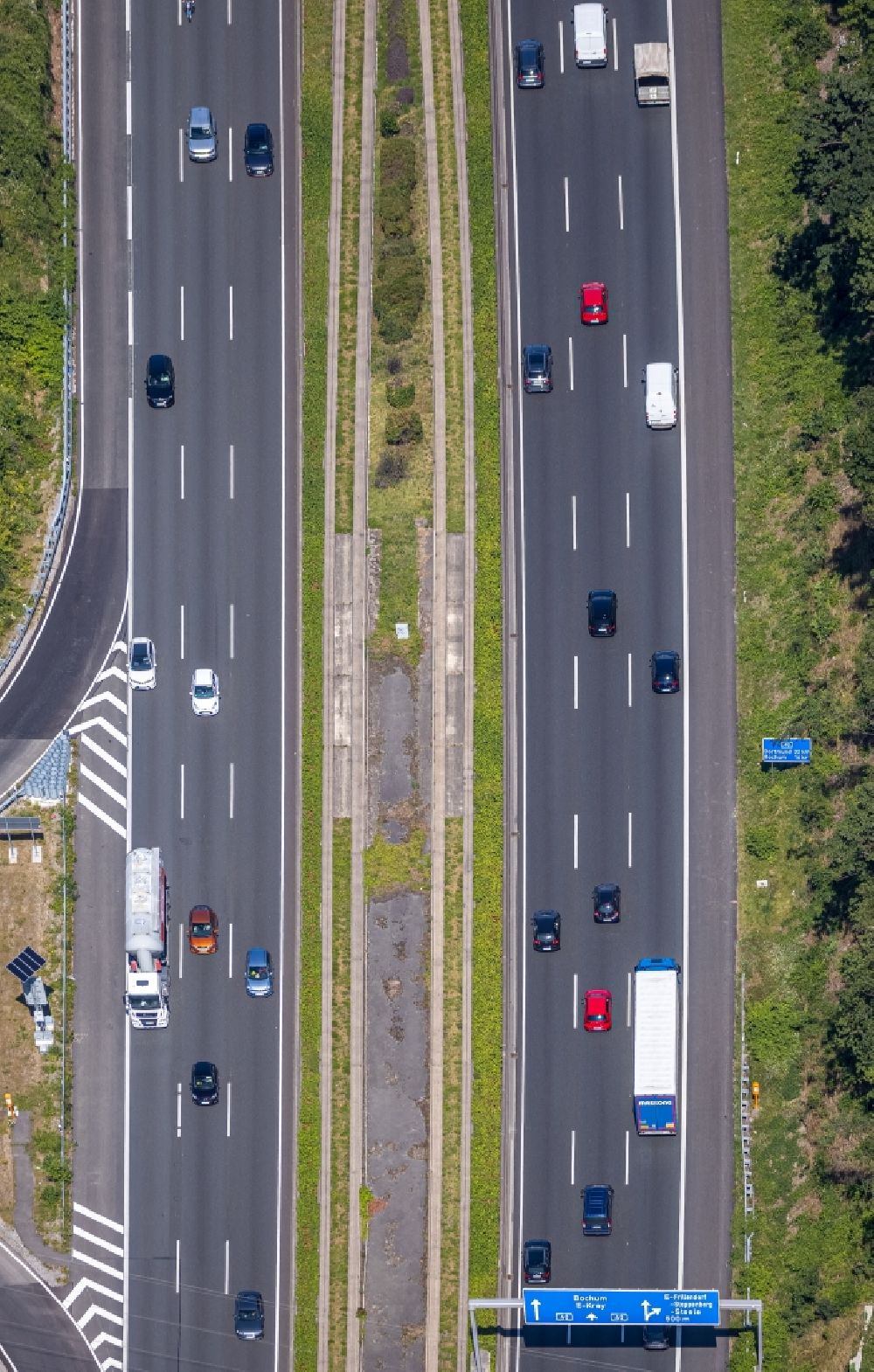 Essen from above - Lanes of the motorway- route and course of the A40 in the district Frillendorf in Essen in the state North Rhine-Westphalia, Germany