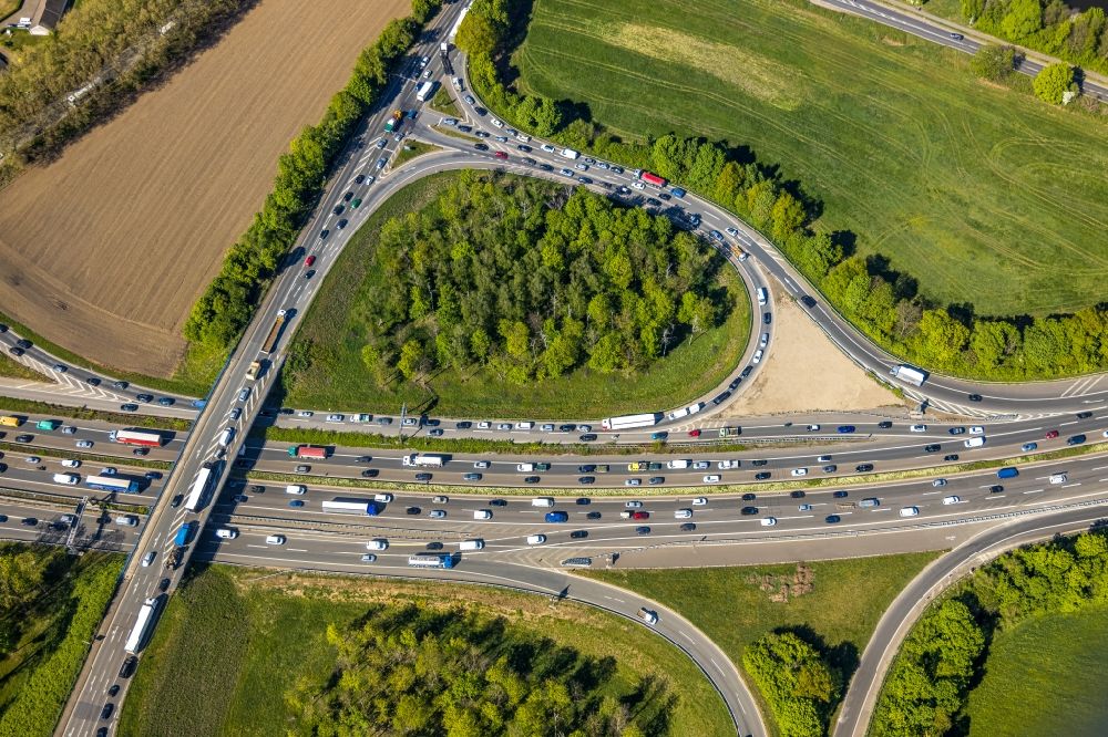 Aerial photograph Duisburg - Routing and traffic lanes during the highway exit and access the motorway A 40 on Carl-Benz-Strasse in the district Duissern in Duisburg in the state North Rhine-Westphalia, Germany