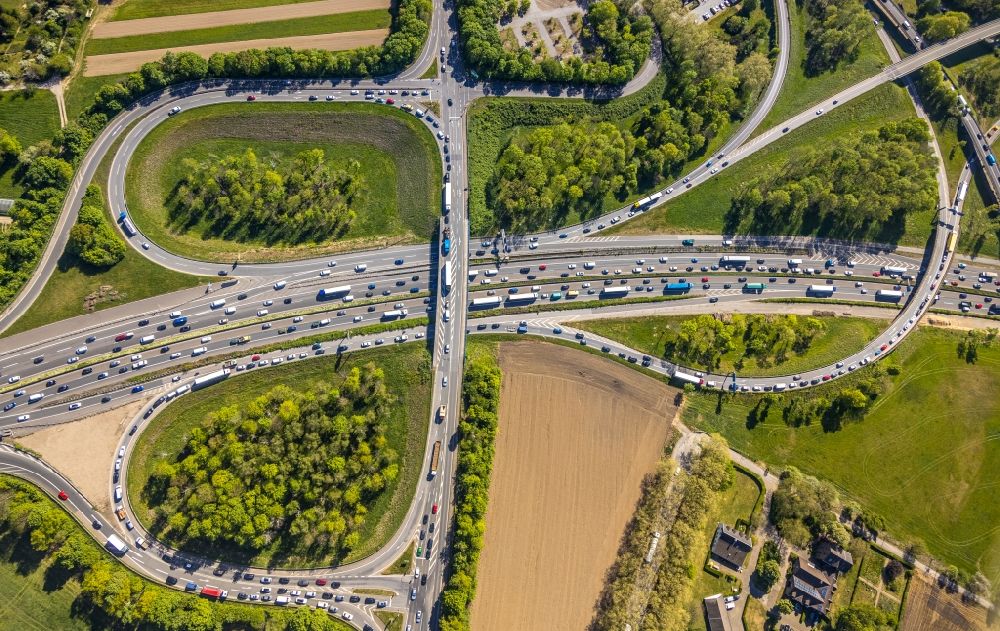 Duisburg from above - Routing and traffic lanes during the highway exit and access the motorway A 40 on Carl-Benz-Strasse in the district Duissern in Duisburg in the state North Rhine-Westphalia, Germany