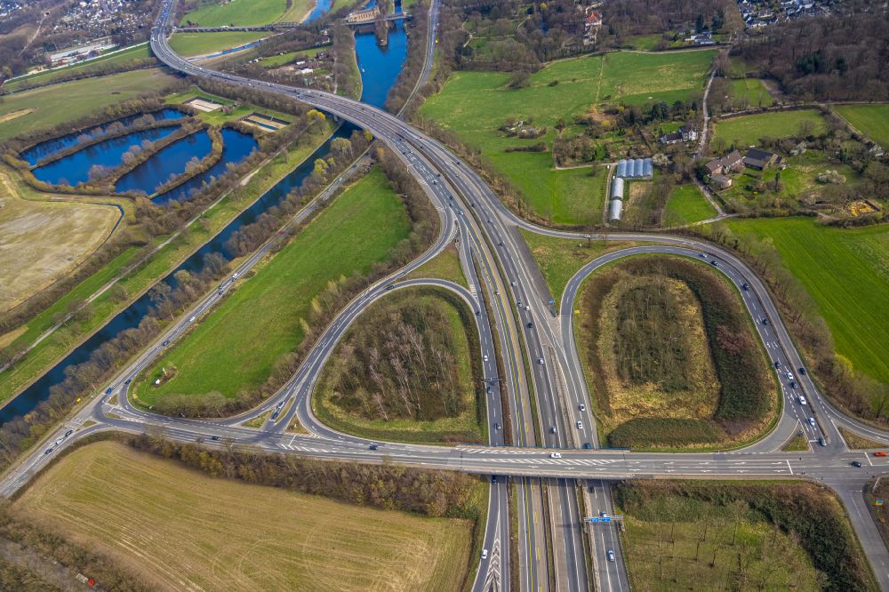 Aerial image Duisburg - Routing and traffic lanes during the highway exit and access the motorway A 40 on Carl-Benz-Strasse in the district Duissern in Duisburg in the state North Rhine-Westphalia, Germany
