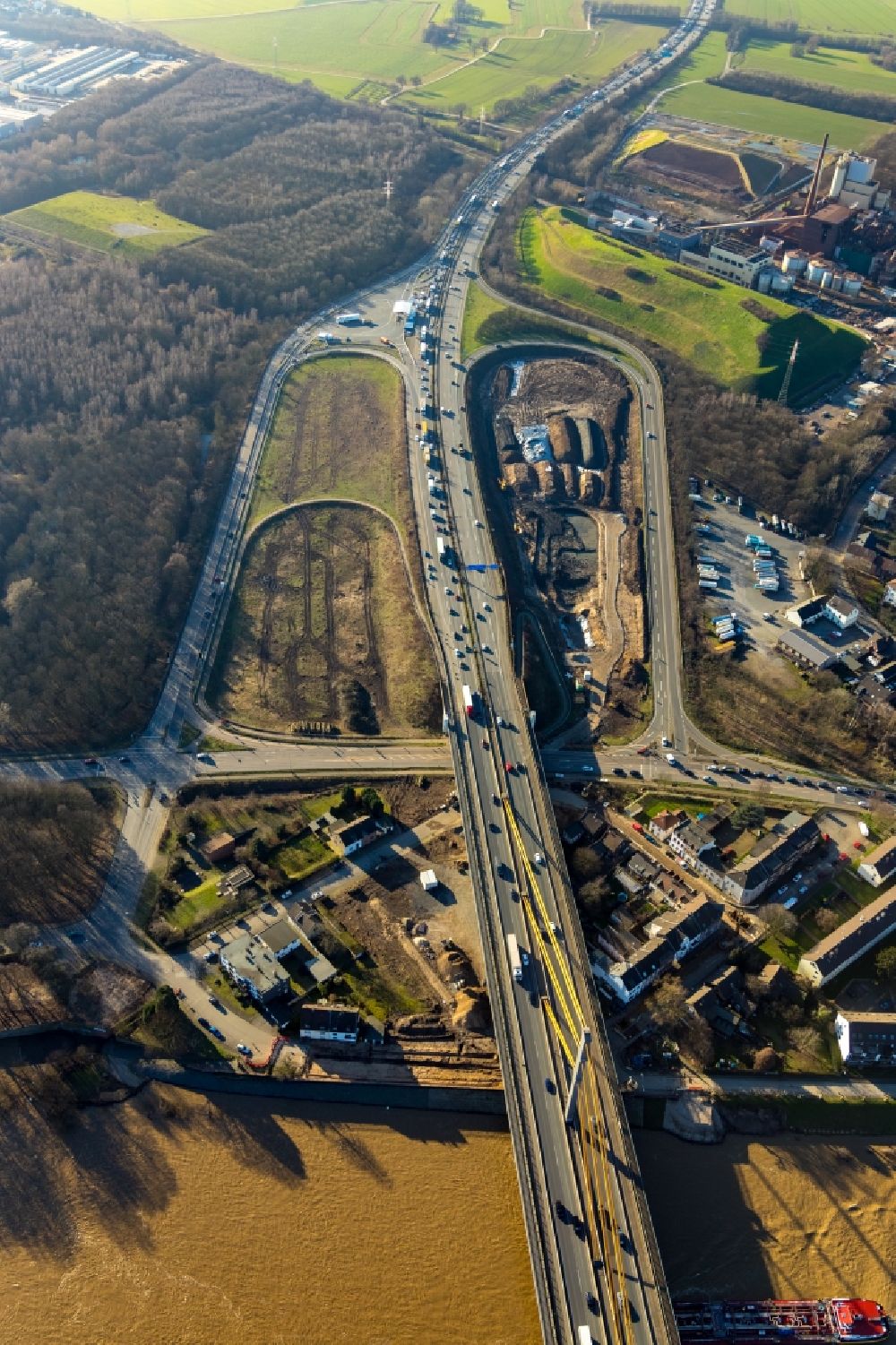 Duisburg from the bird's eye view: Routing and traffic lanes during the highway exit and access the motorway A 40 auf die Duisburger Strasse in Duisburg in the state North Rhine-Westphalia, Germany