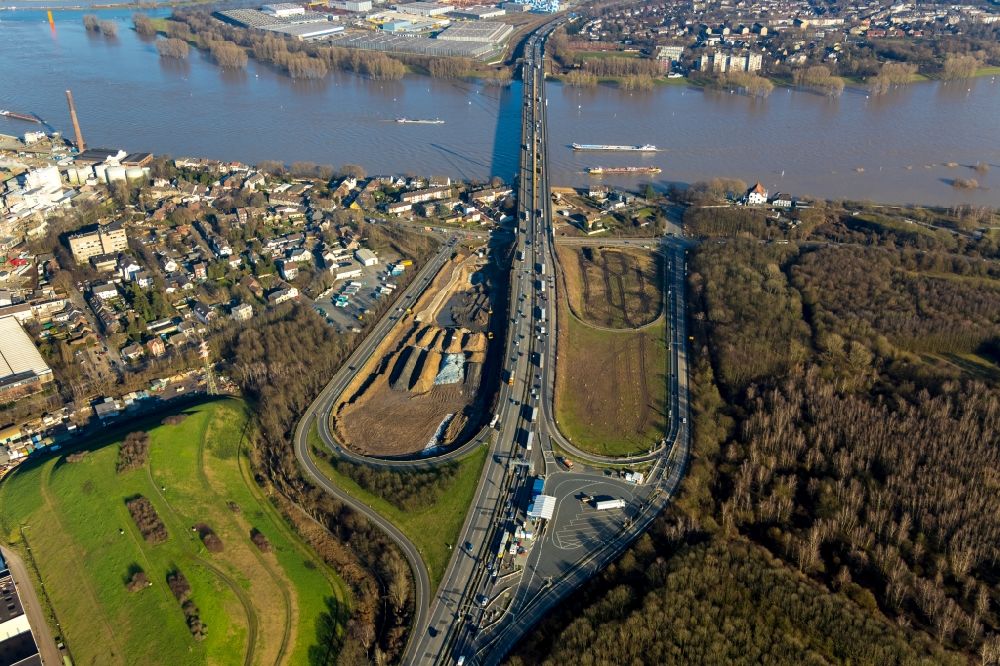 Aerial photograph Duisburg - Routing and traffic lanes during the highway exit and access the motorway A 40 auf die Duisburger Strasse in Duisburg in the state North Rhine-Westphalia, Germany