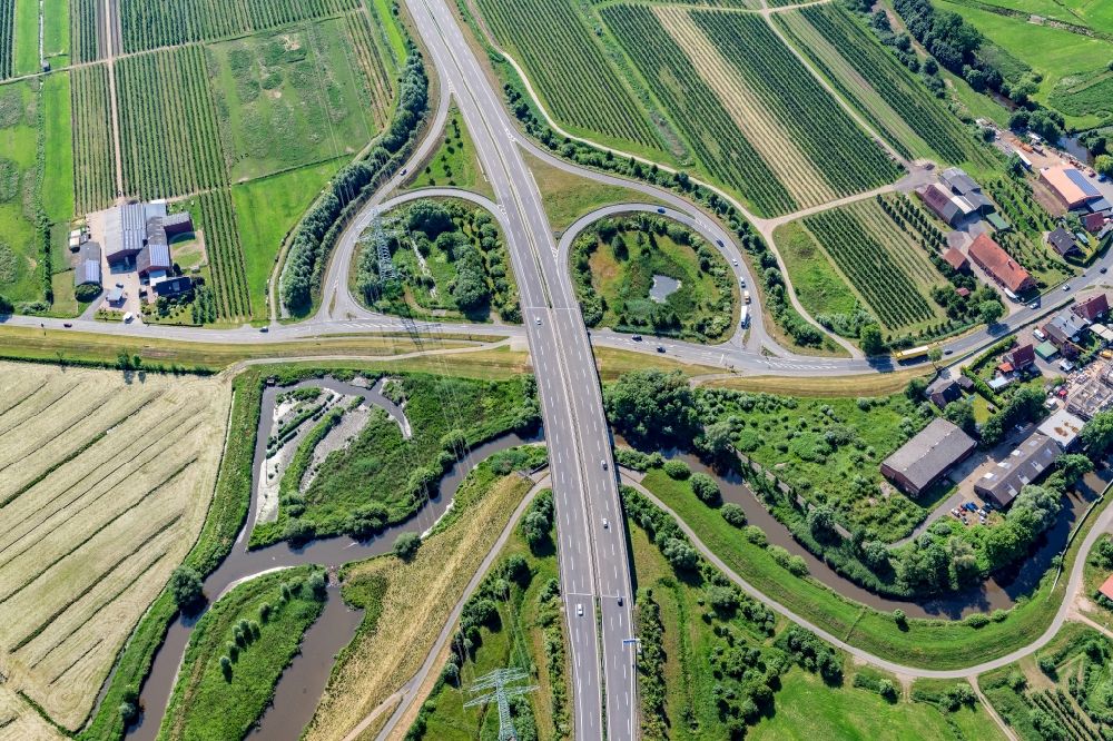Horneburg from the bird's eye view: Routing and lanes in the course of the motorway exit and access to the BAB A26 in Horneburg in the state Lower Saxony, Germany