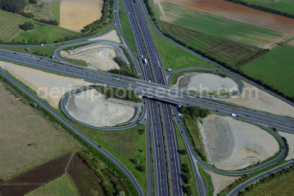 Aerial photograph Königslutter am Elm - Routing and traffic lanes during the highway exit and access the motorway A 39 auf die A2 in Koenigslutter am Elm in the state Lower Saxony, Germany