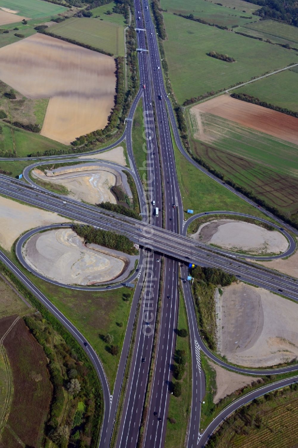 Aerial photograph Königslutter am Elm - Routing and traffic lanes during the highway exit and access the motorway A 39 auf die A2 in Koenigslutter am Elm in the state Lower Saxony, Germany