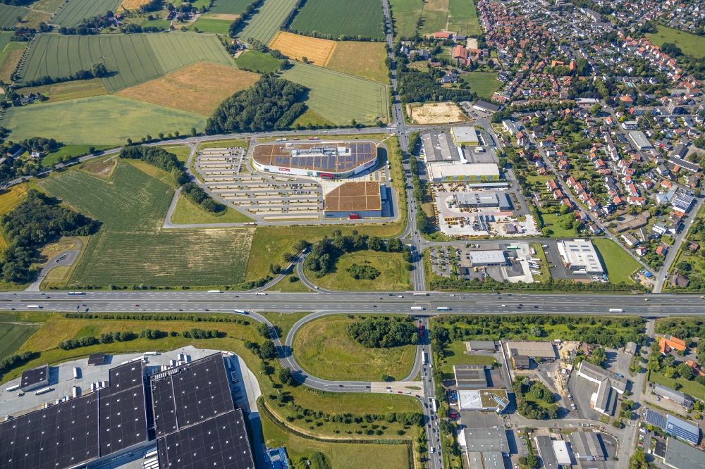 Aerial image Hamm - Routing and traffic lanes during the highway exit and access the motorway A 2 crossing the B63 overlooking the buildings of the furniture store - furniture market Hoeffner and the wholesale center Rullko SB Grossmarkt in the district Rhynern in Hamm in the state North Rhine-Westphalia, Germany