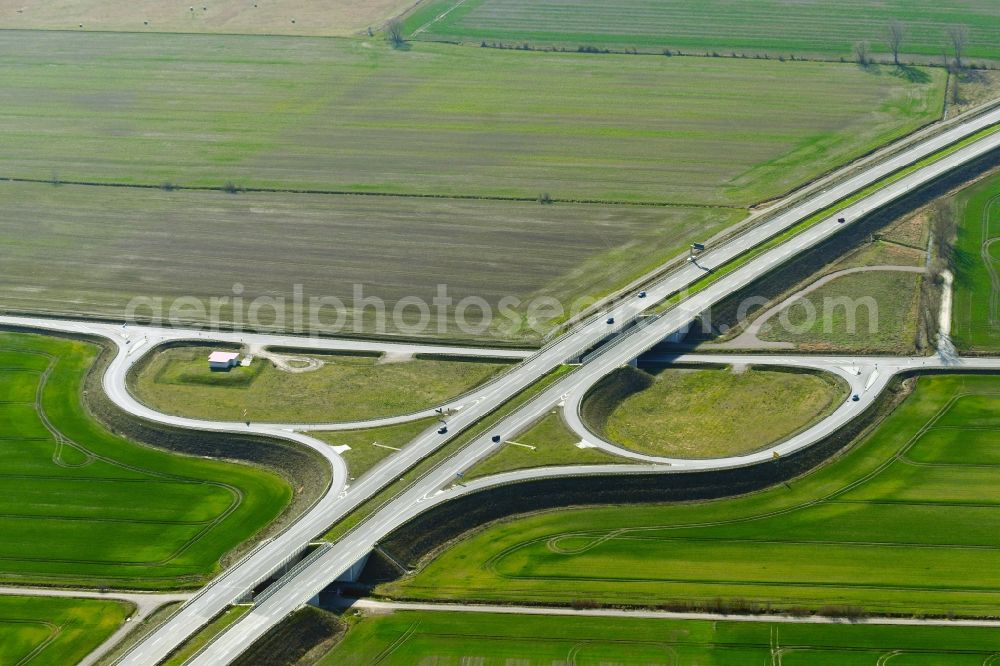 Aerial photograph Leubingen - Route and lanes in the course of the motorway exit and access to the BAB 71 at junction 4 Koelleda in Leubingen in the state Thuringia, Germany