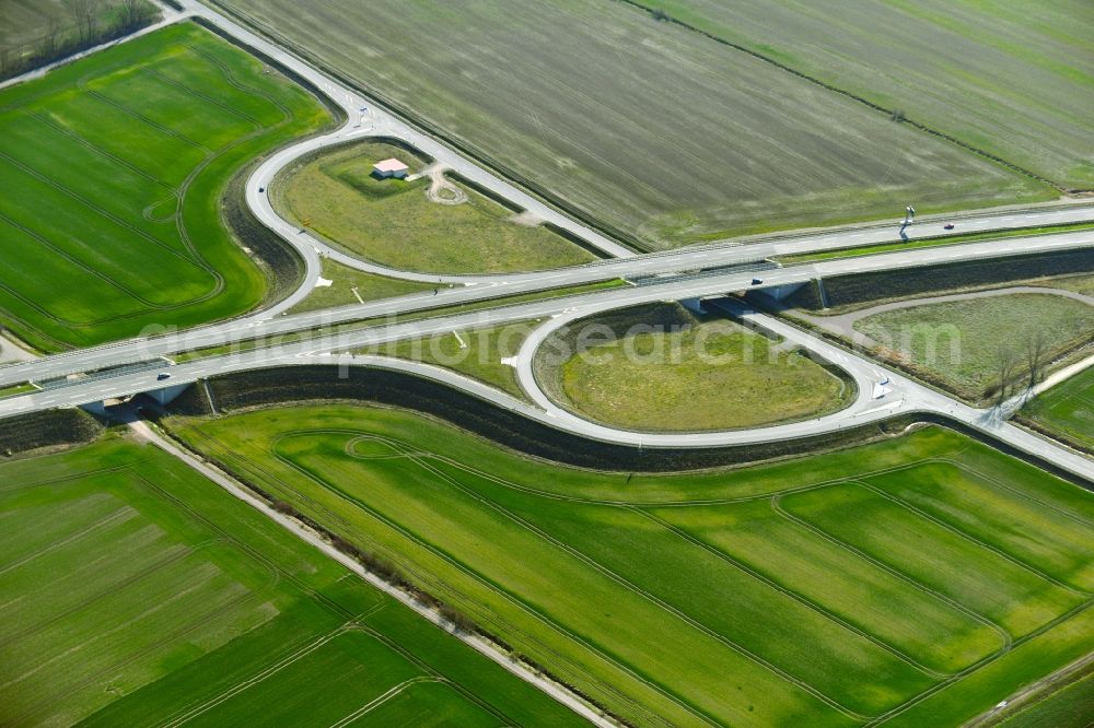Leubingen from above - Route and lanes in the course of the motorway exit and access to the BAB 71 at junction 4 Koelleda in Leubingen in the state Thuringia, Germany