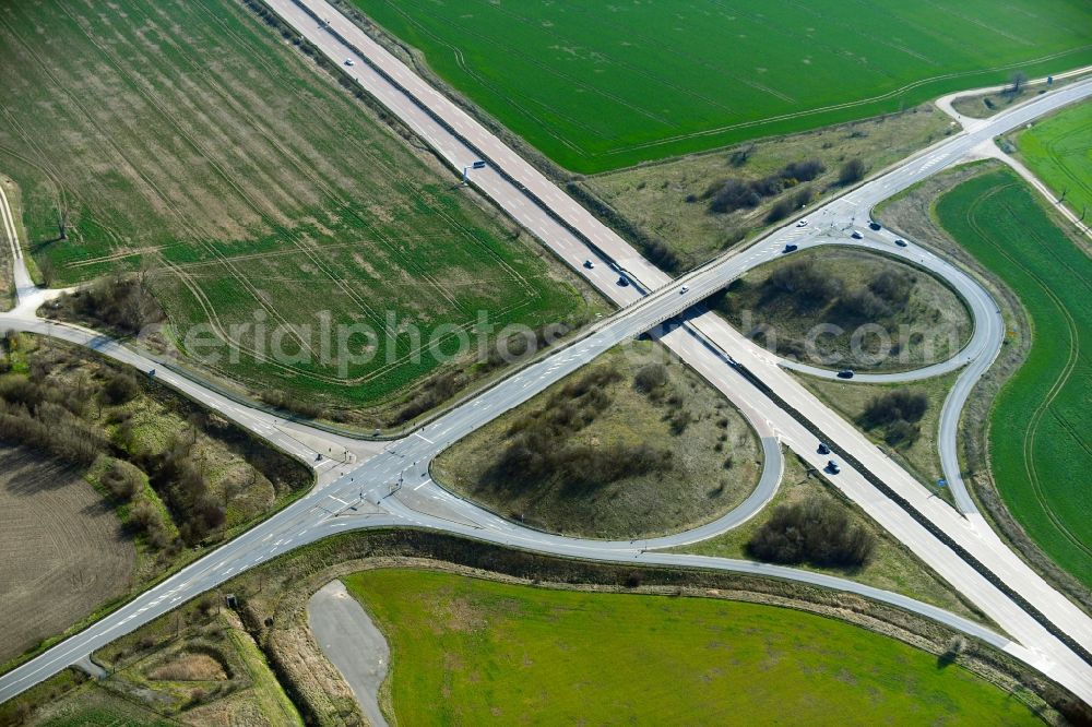 Aerial photograph Lutherstadt Eisleben - Route and lanes in the course of the motorway exit and access the BAB 38 at junction 19 in Lutherstadt Eisleben in the state Saxony-Anhalt, Germany