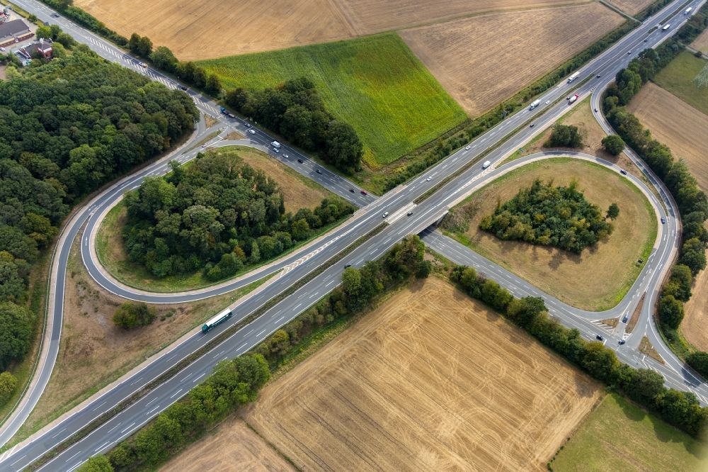 Werne from the bird's eye view: Routing and traffic lanes during the highway exit and access the motorway A 1 at the Nordlippestrasse in Werne in the state North Rhine-Westphalia, Germany
