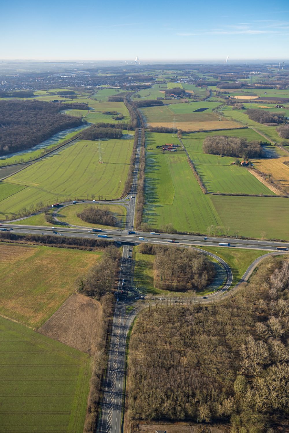 Werne from the bird's eye view: Routing and traffic lanes during the highway exit and access the motorway A 1 - Nordlippestrasse in Werne in the state North Rhine-Westphalia, Germany