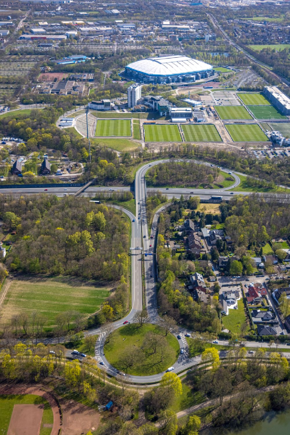 Aerial photograph Gelsenkirchen - Routing and lanes in the course of the motorway exit and access to the BAB A2 and Veltins Arena in Gelsenkirchen in the Ruhr area in the state of North Rhine-Westphalia, Germany